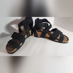 Luk-ees Sandels by Muk-Luks size 7. They are new without tags.